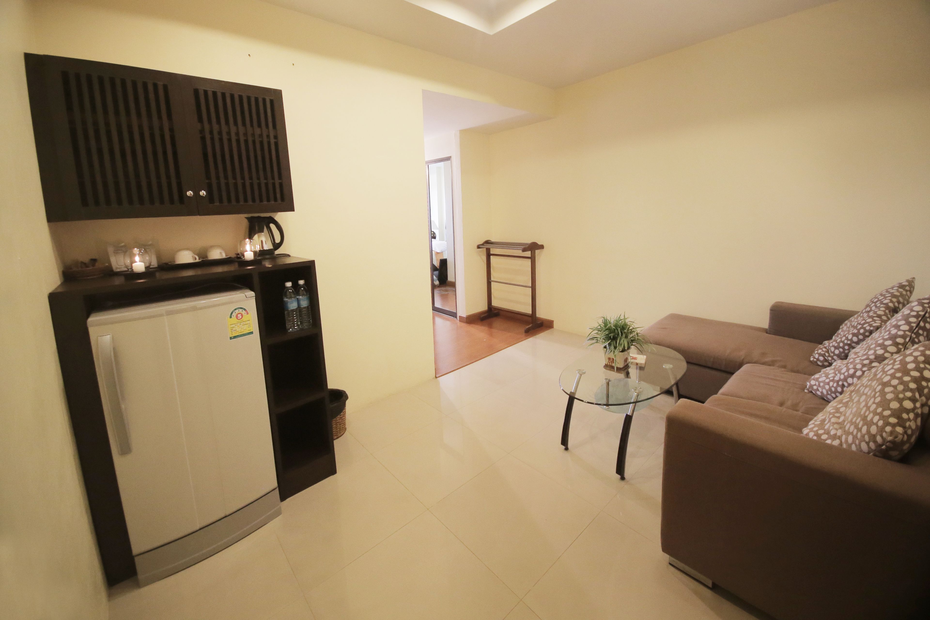 romantic ocean view suite | living area | tv