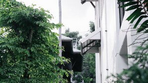 Un edificio moderno con una escalera que lleva a una terraza de madera.
