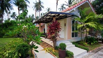Villa garden | Minibar, in-room safe, desk, free cots/infant beds