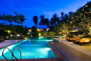 Una piscina al aire libre