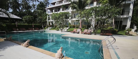Una piscina al aire libre