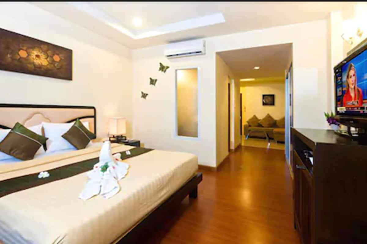Romantic Ocean View Suite | Minibar, caja de seguridad en la habitación y escritorio
