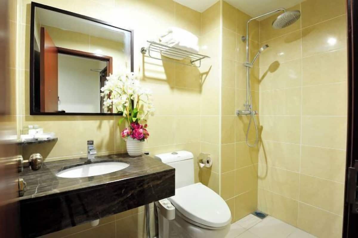 Een douche, een regendouche, designer toiletartikelen, een haardroger