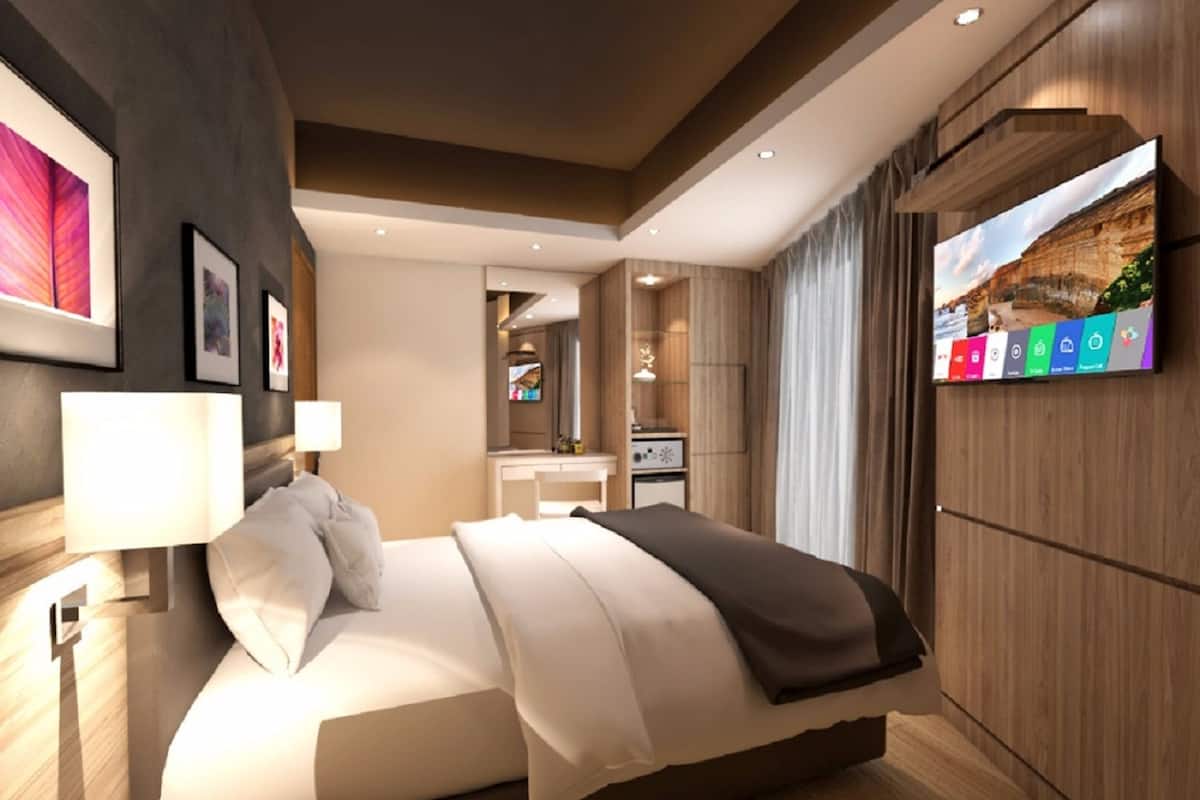 Deluxe Room, 1 Queen Bed | Down comforters, minibar, in-room safe, individually decorated