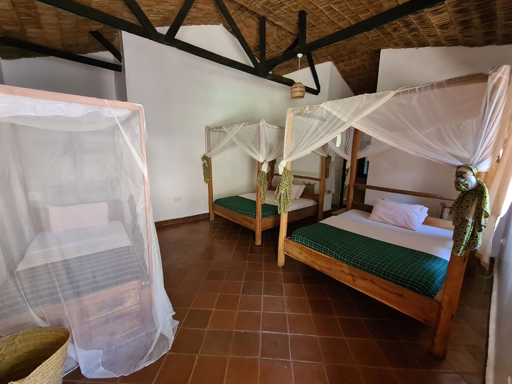 Sábanas de algodón egipcio y caja de seguridad en la habitación 