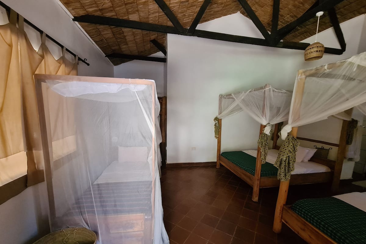 Sábanas de algodón egipcio y caja de seguridad en la habitación