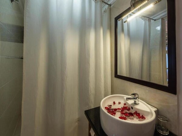 Free toiletries, hair dryer, slippers, towels - Saigon Odyssey Hotel (Ho Chi Minh City)