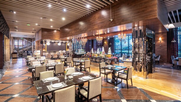 A spacious restaurant with high ceilings, wooden paneling, and a variety of seating arrangements. - Zhengfangyuan International Hotel (Zhengzhou)