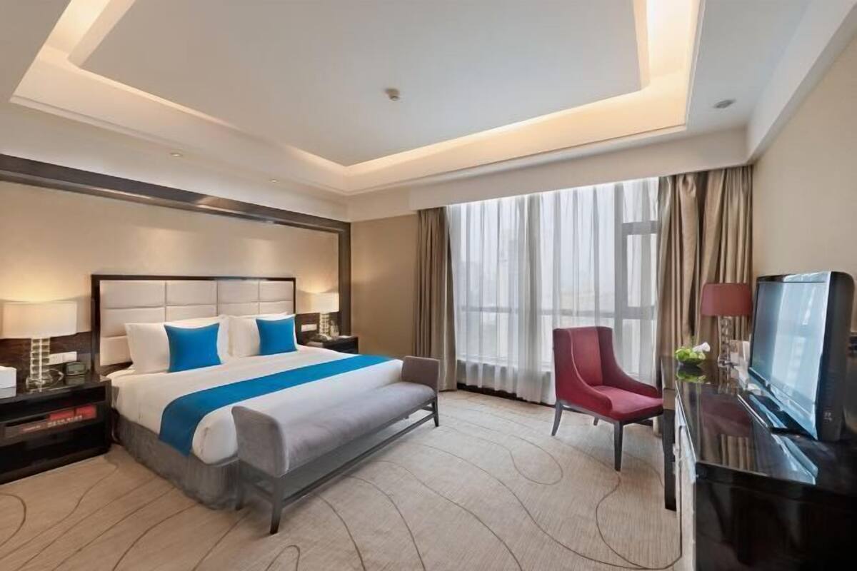 1 bilik tidur, peti besi dalam bilik, meja, ruang kerja komputer riba