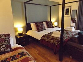 Quarto, 1 cama King, suíte (Room 5) | Roupa de cama