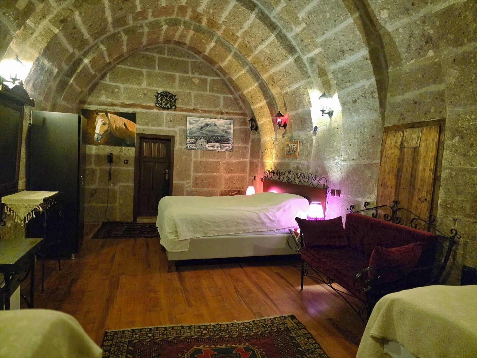 Deluxe Double or Twin Cave Room  | Két bảo mật tại phòng, trang trí khác biệt 