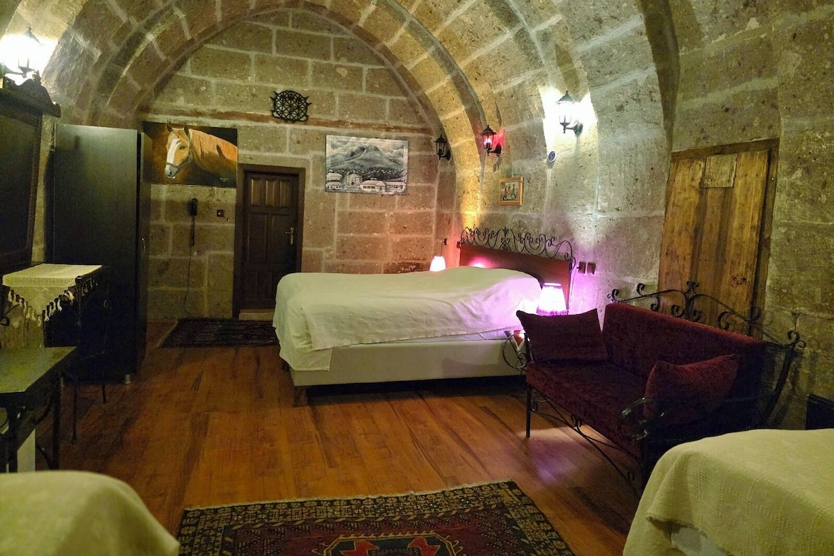 Deluxe Double or Twin Cave Room | In-room safe, individually decorated, individually furnished, desk