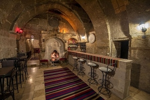 3 bars/lounges