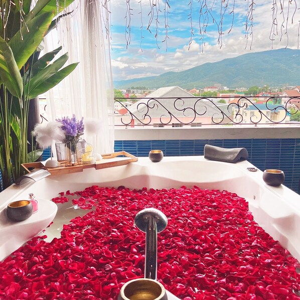 Honeymoon Sky Roof Suite W/Balcony (incl. Sparkling Wine 1blt, Rose Petals, 1 time Afternoon Tea) | Private spa tub