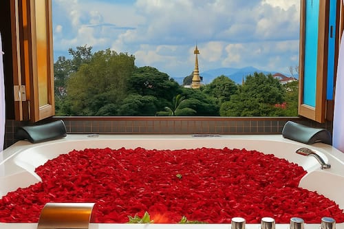 Honeymoon Nakara Suite with Balcony (incl. Sparkling Wine 1blt, Rose Petals, 1 time Afternoon Tea) | 浴室 | 獨立浴缸和淋浴設備、按摩浴缸、淋浴花灑、免費盥洗用品