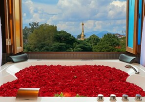 Honeymoon Nakara Suite with Balcony (incl. Sparkling Wine 1blt, Rose Petals, 1 time Afternoon Tea) | Badezimmer | Badewanne und Dusche (separat), Whirlpool, Regendusche