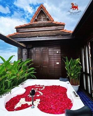 Honeymoon Sky Roof Suite W/Balcony (incl. Sparkling Wine 1blt, Rose Petals, 1 time Afternoon Tea) | Pillowtop-Betten, kostenlose Minibar, Zimmersafe, individuell dekoriert