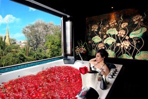 Honeymoon Nakara Suite with Balcony (incl. Sparkling Wine 1blt, Rose Petals, 1 time Afternoon Tea) | วิวจากห้องพัก