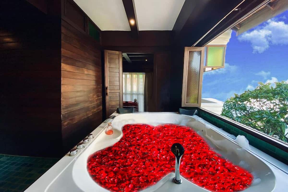 Honeymoon Nakara Suite with Balcony (incl. Sparkling Wine 1blt, Rose Petals, 1 time Afternoon Tea) | Pillow-top beds, free minibar, in-room safe, individually decorated