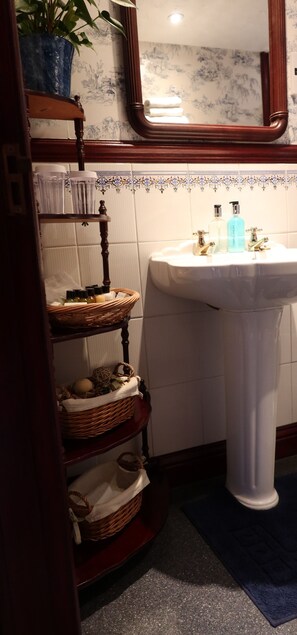 Luxury Double Room, Ensuite (Four poster) | Bathroom