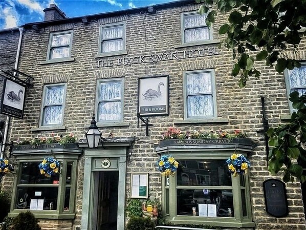 Front of property - The Black Swan Hotel (Leyburn)