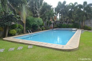 Outdoor pool, free cabanas, sun loungers - Tagaytay Wingate Manor (Tagaytay)