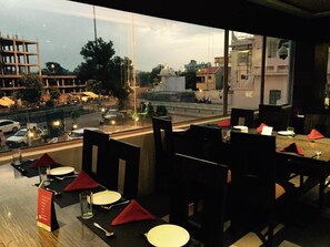 Breakfast, lunch and dinner served - Hotel Platinum Inn (Ahmedabad)