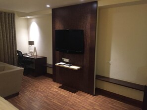 1 bedroom, minibar, in-room safe, desk - Hotel Platinum Inn (Ahmedabad)