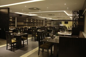 Breakfast, lunch, dinner served; vegetarian cuisine  - Hotel Platinum Inn (Ahmedabad)
