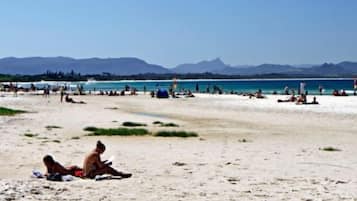 En la playa, arena blanca, toallas de playa