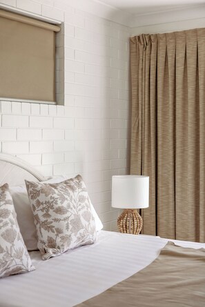 2 habitaciones, muebles diferentes y espacio para trabajar con laptop 