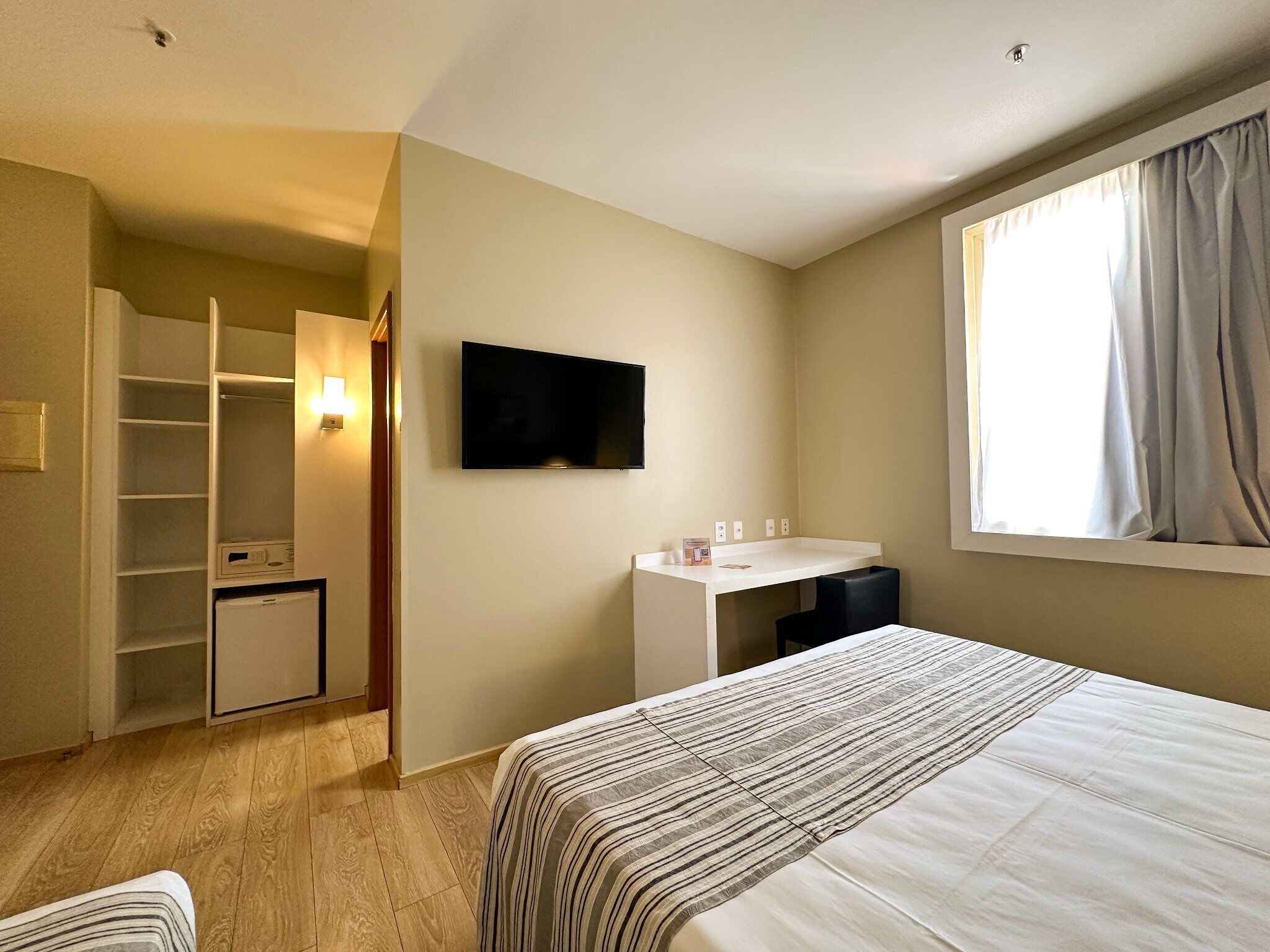 高级三人房 | 客房内保险箱、办公桌、遮光窗帘、隔音