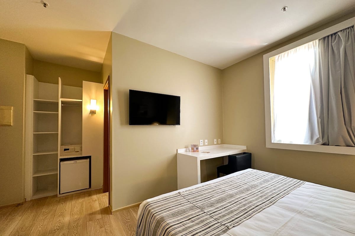 Superior Triple Room | In-room safe, desk, blackout drapes, soundproofing