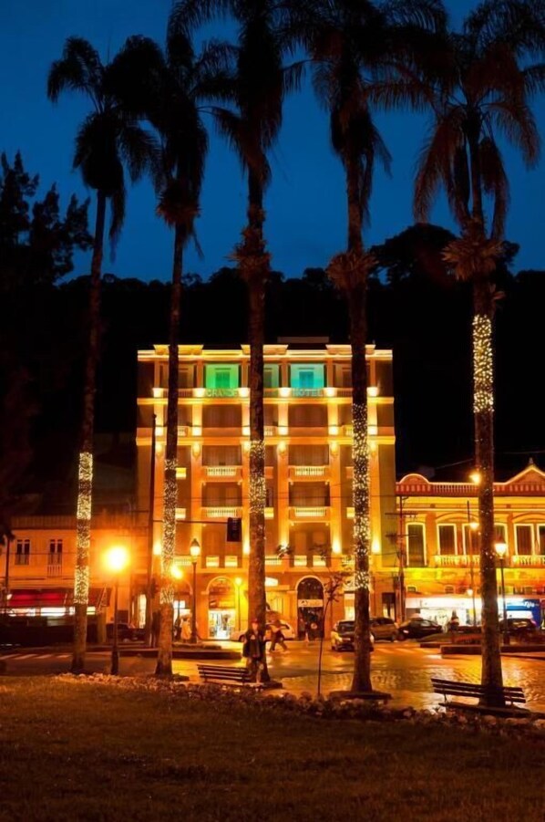 A multi-story hotel with balconies and a well-lit facade. - Grande Hotel Petrópolis (Petrópolis)