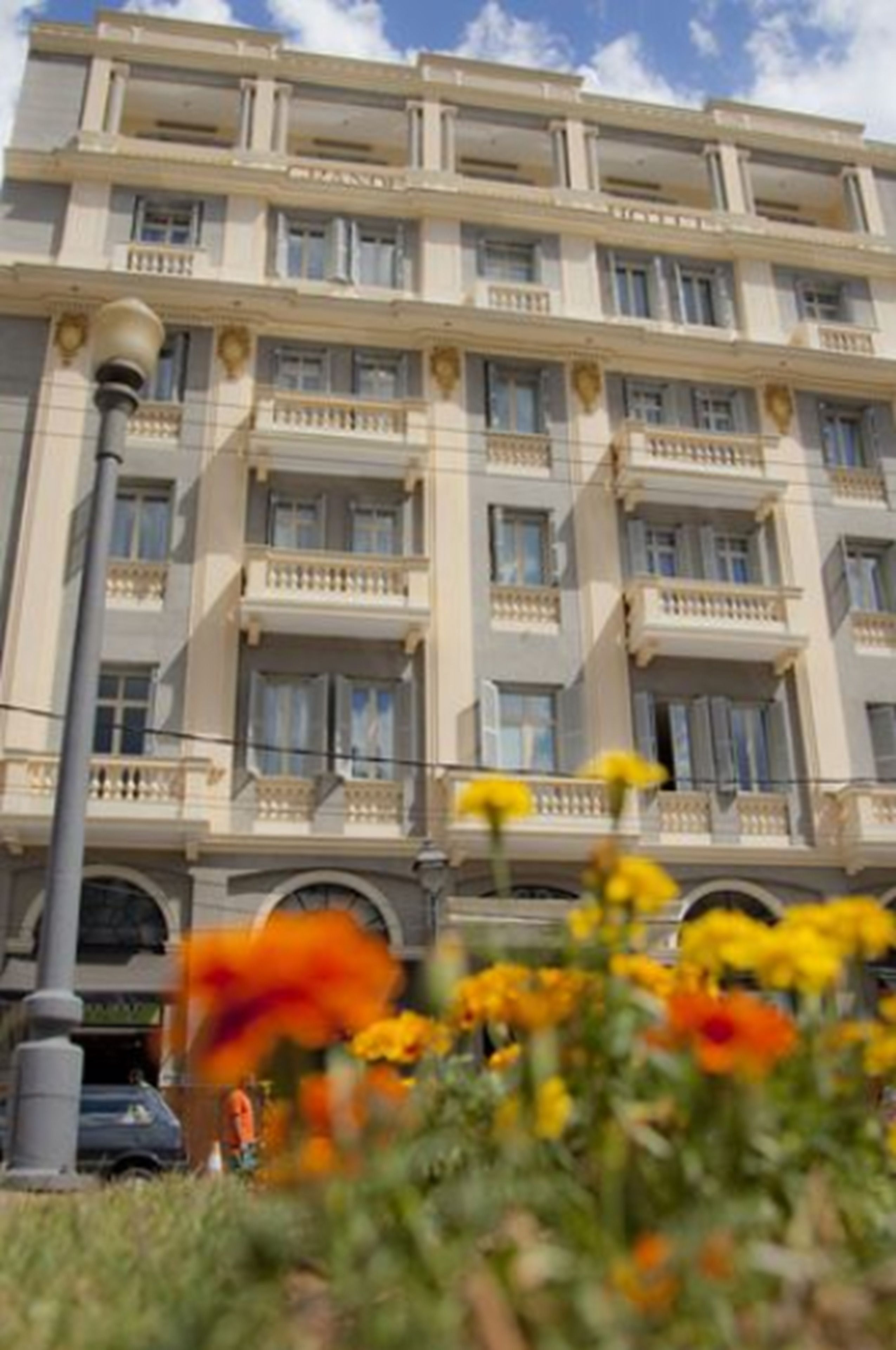 Un immeuble à plusieurs étages doté de balcons, avec un ciel dégagé.