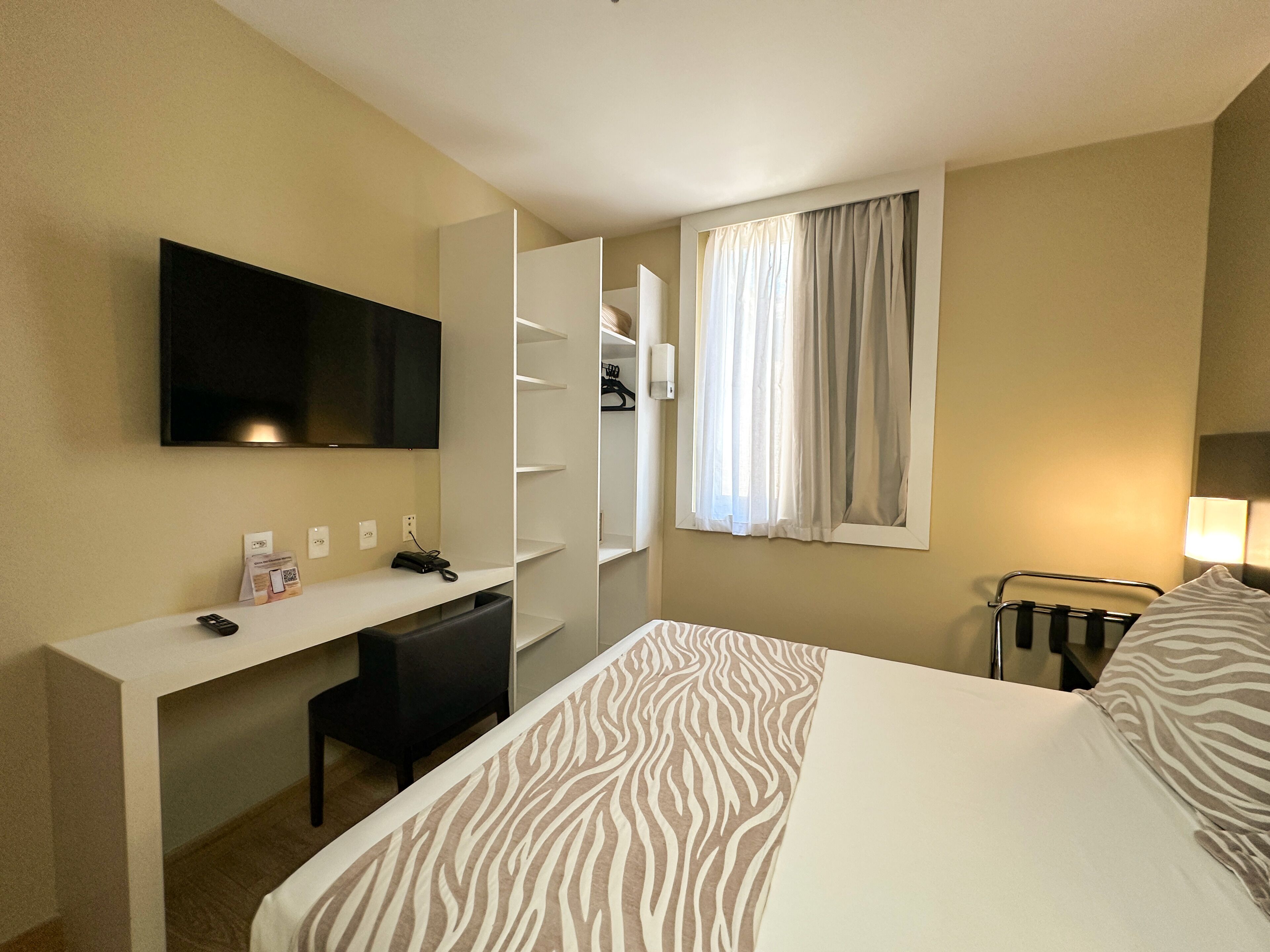 客房内保险箱、办公桌、遮光窗帘、隔音