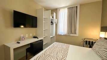 Cofres nos quartos, escrivaninha, cortinas blackout