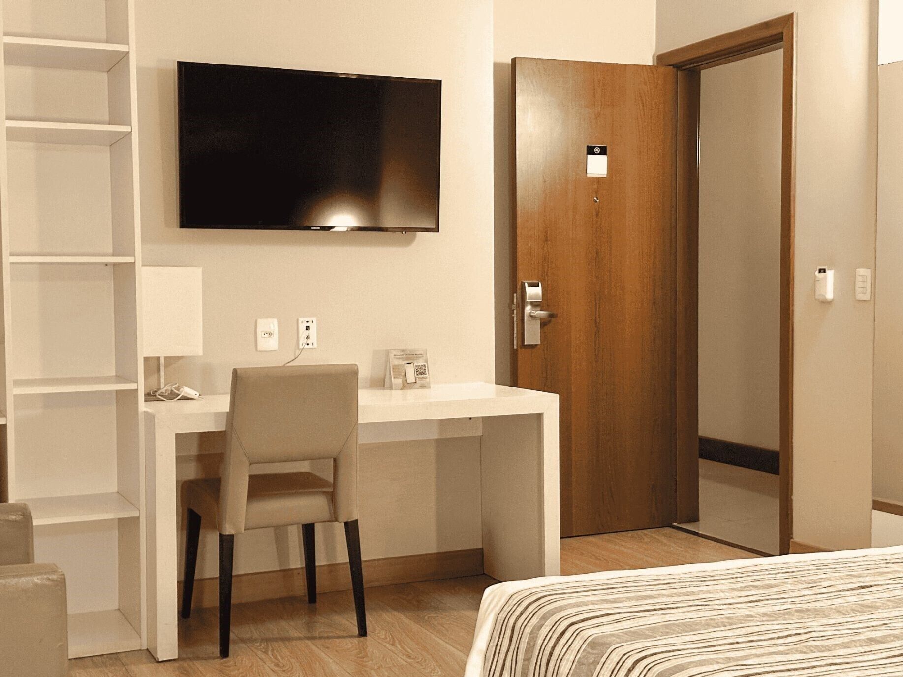 高级双人房或双床房 | 客房内保险箱、办公桌、遮光窗帘、隔音