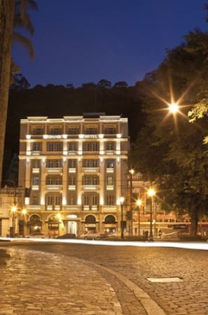 A multi-story hotel with a classic architectural style, featuring a central entrance and multiple windows on each floor. - Grande Hotel Petrópolis (Petrópolis)