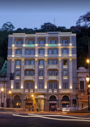 A multi-story hotel with a classic architectural design, featuring a prominent "GRAND HOTEL" sign. - Grande Hotel Petrópolis (Petrópolis)