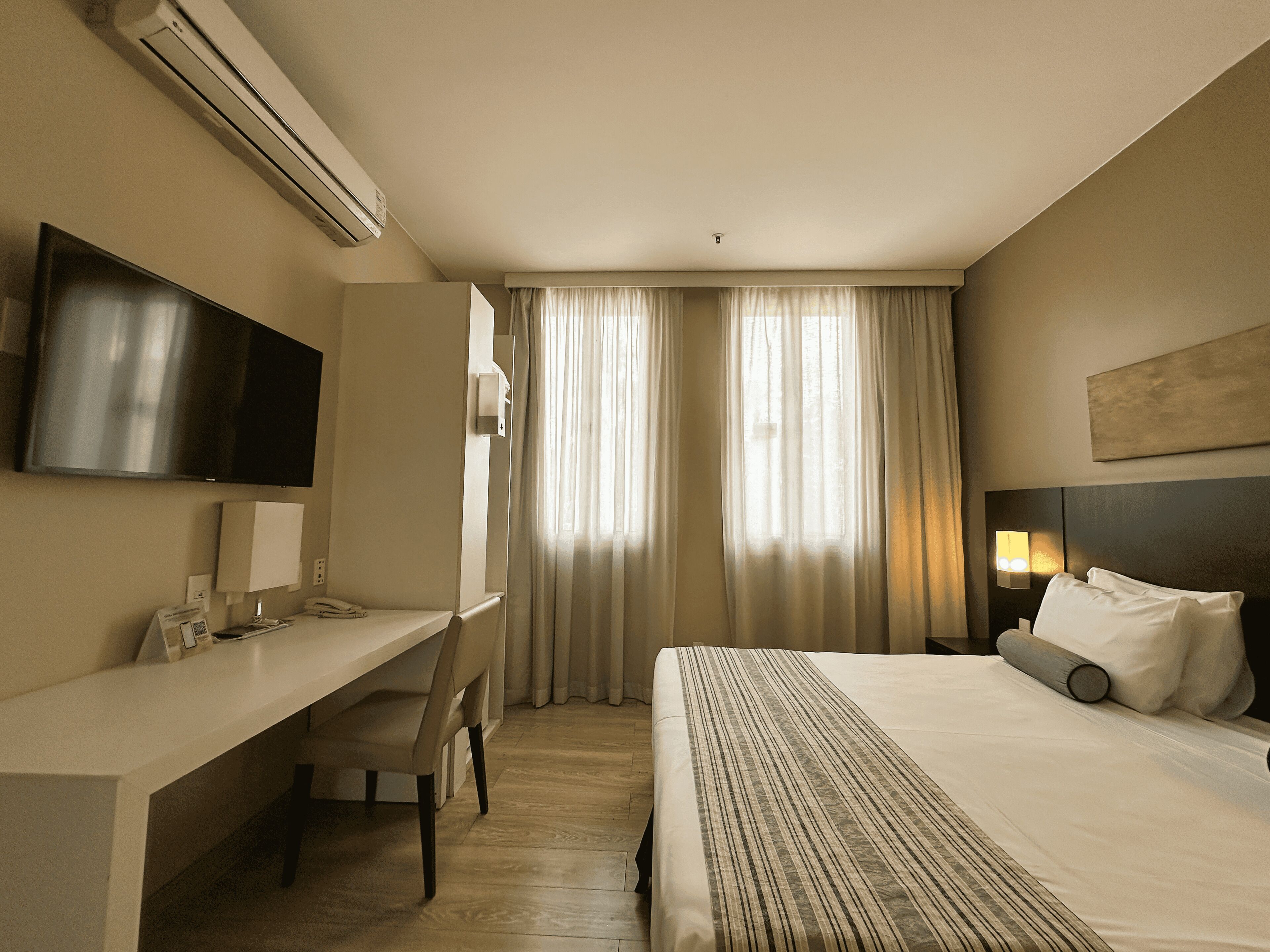 华丽双人房或双床房 | 客房内保险箱、办公桌、遮光窗帘、隔音