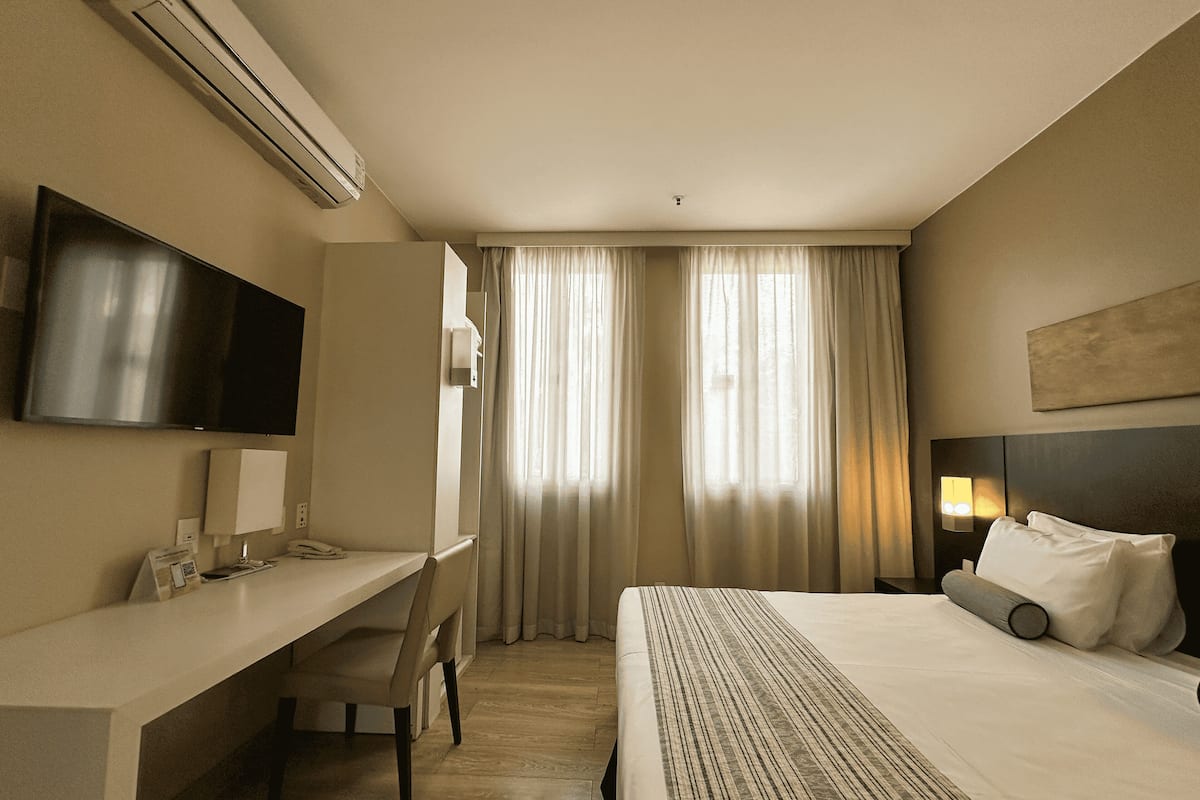 Deluxe Double or Twin Room | In-room safe, desk, blackout drapes, soundproofing