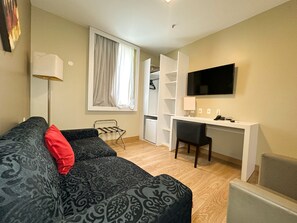 Caja de seguridad en la habitación, escritorio y cortinas blackout 