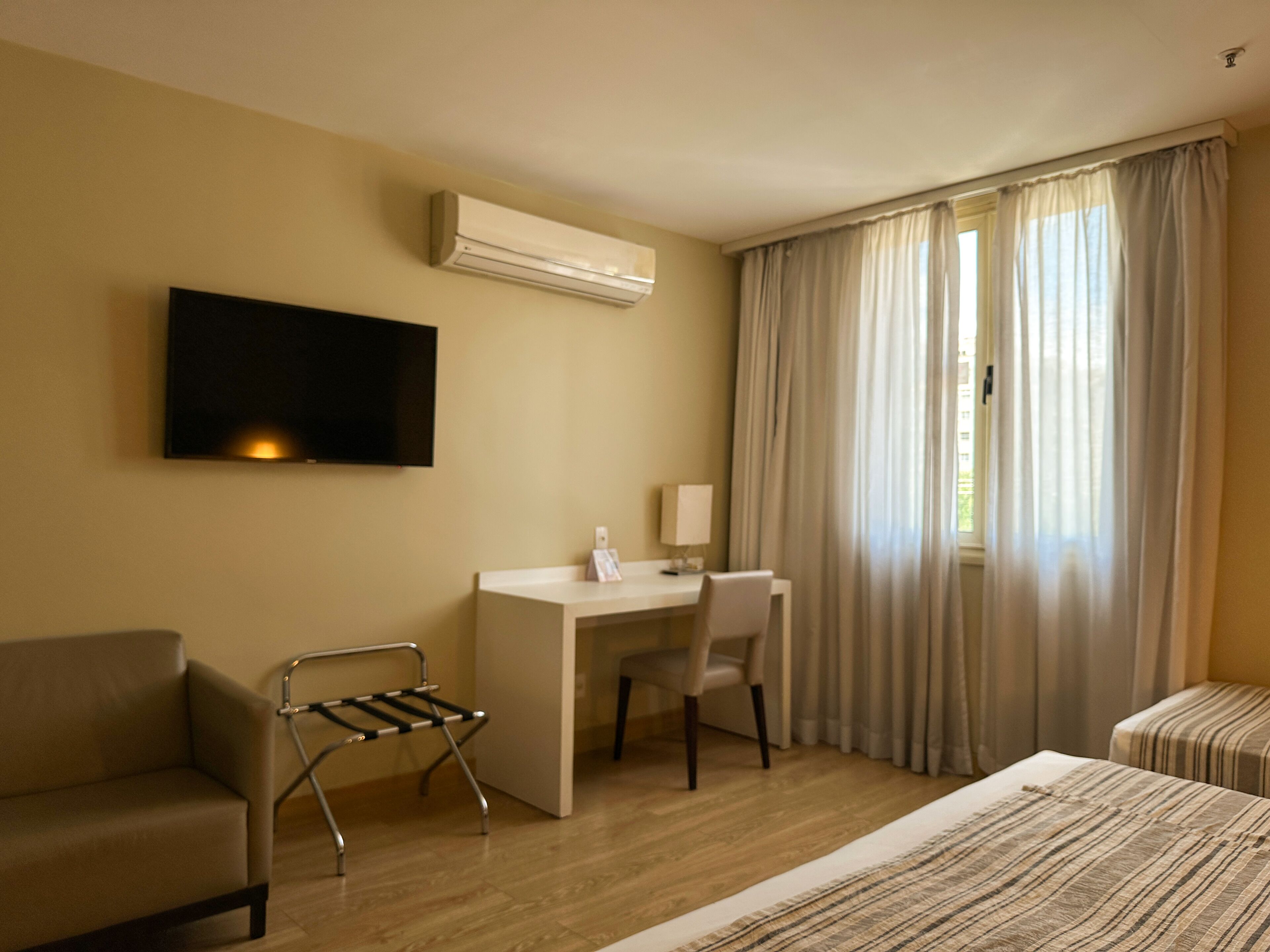 奢华三人房 | 客房内保险箱、办公桌、遮光窗帘、隔音