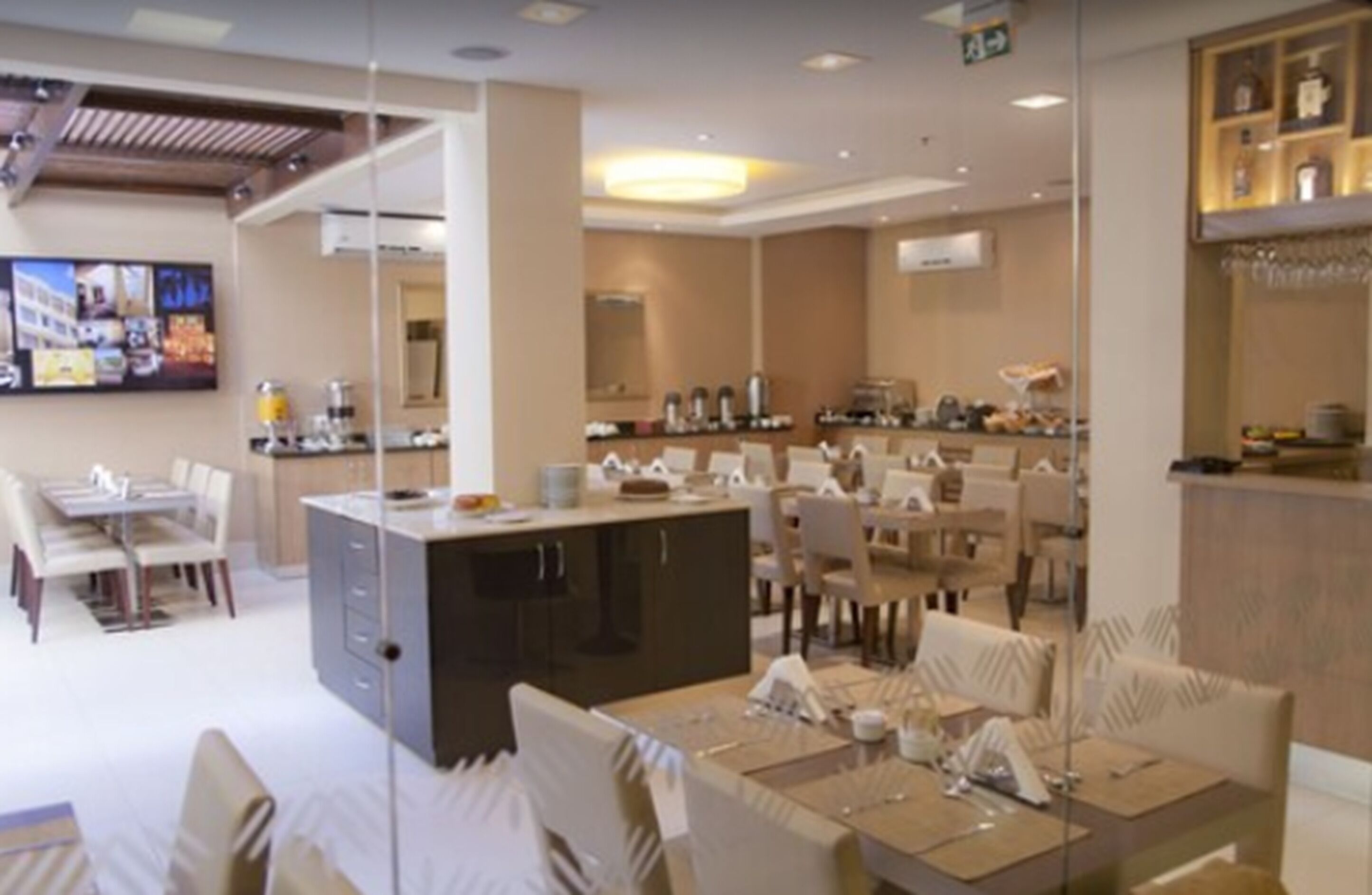 breakfast, lunch, dinner served; international cuisine