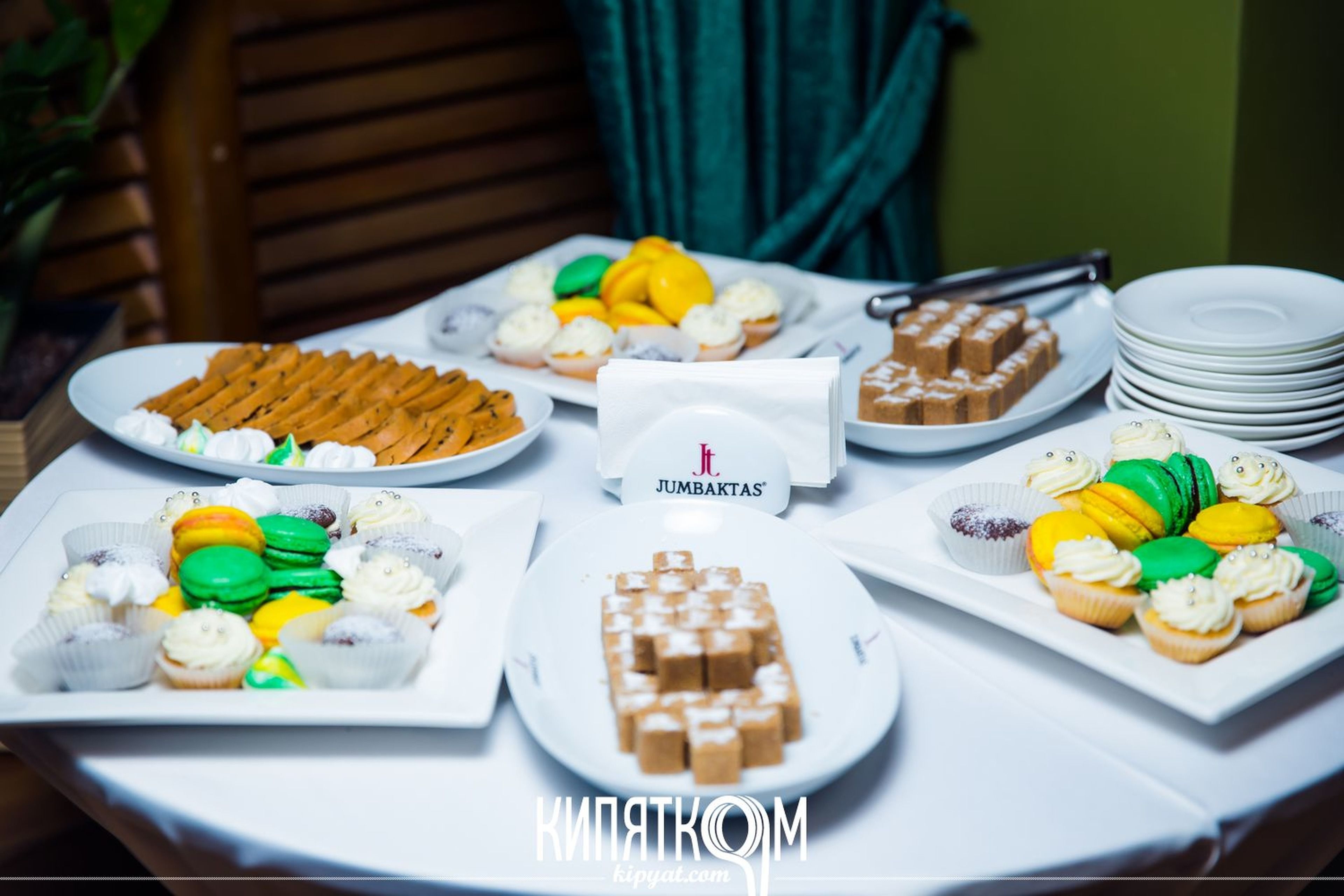 Una mesa con diversos postres y pasteles.