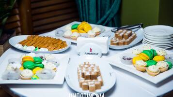 Una mesa con diversos postres y pasteles.
