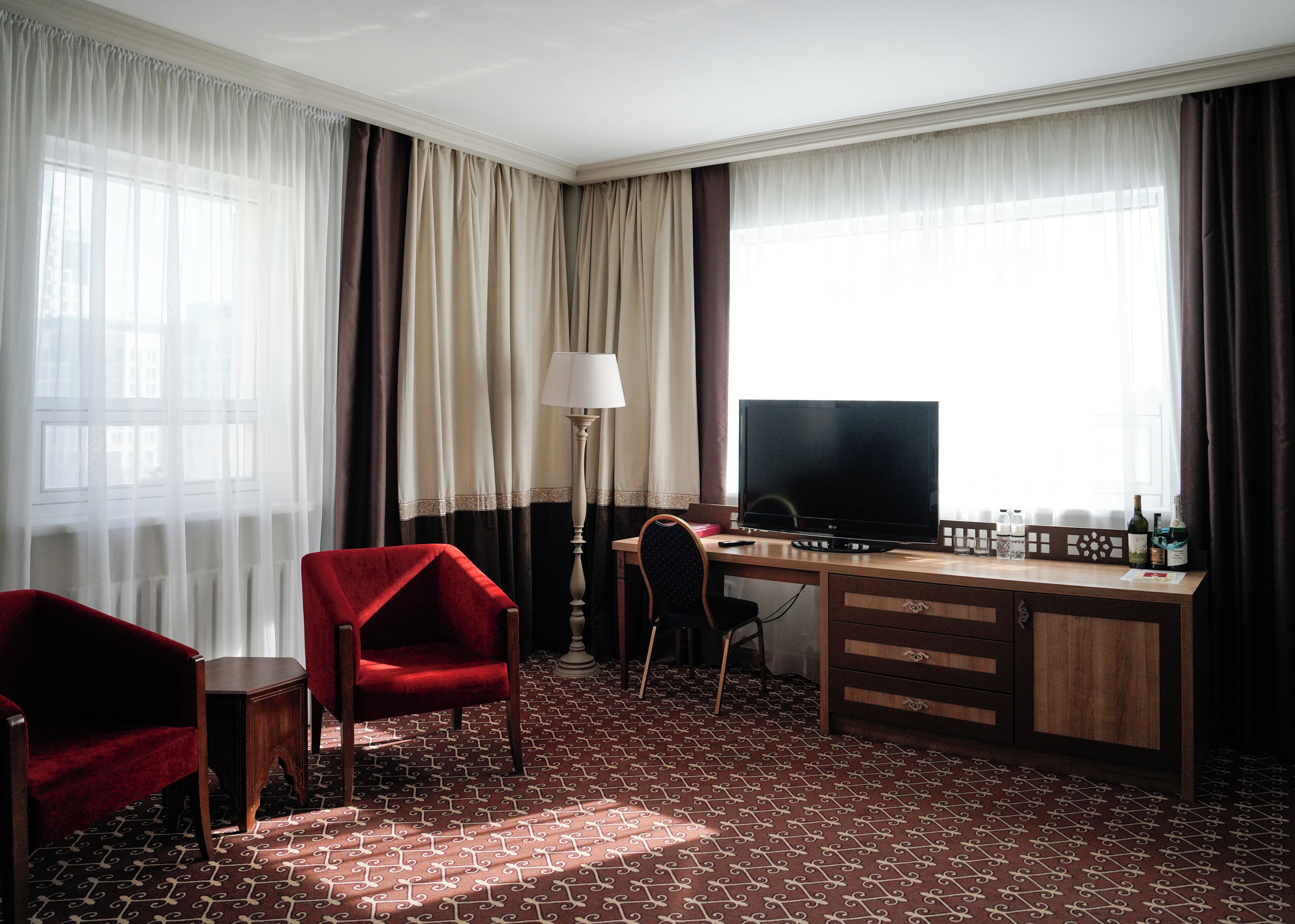 business room, 1 queen bed, city view | premium bedding, minibar, in-room safe, desk