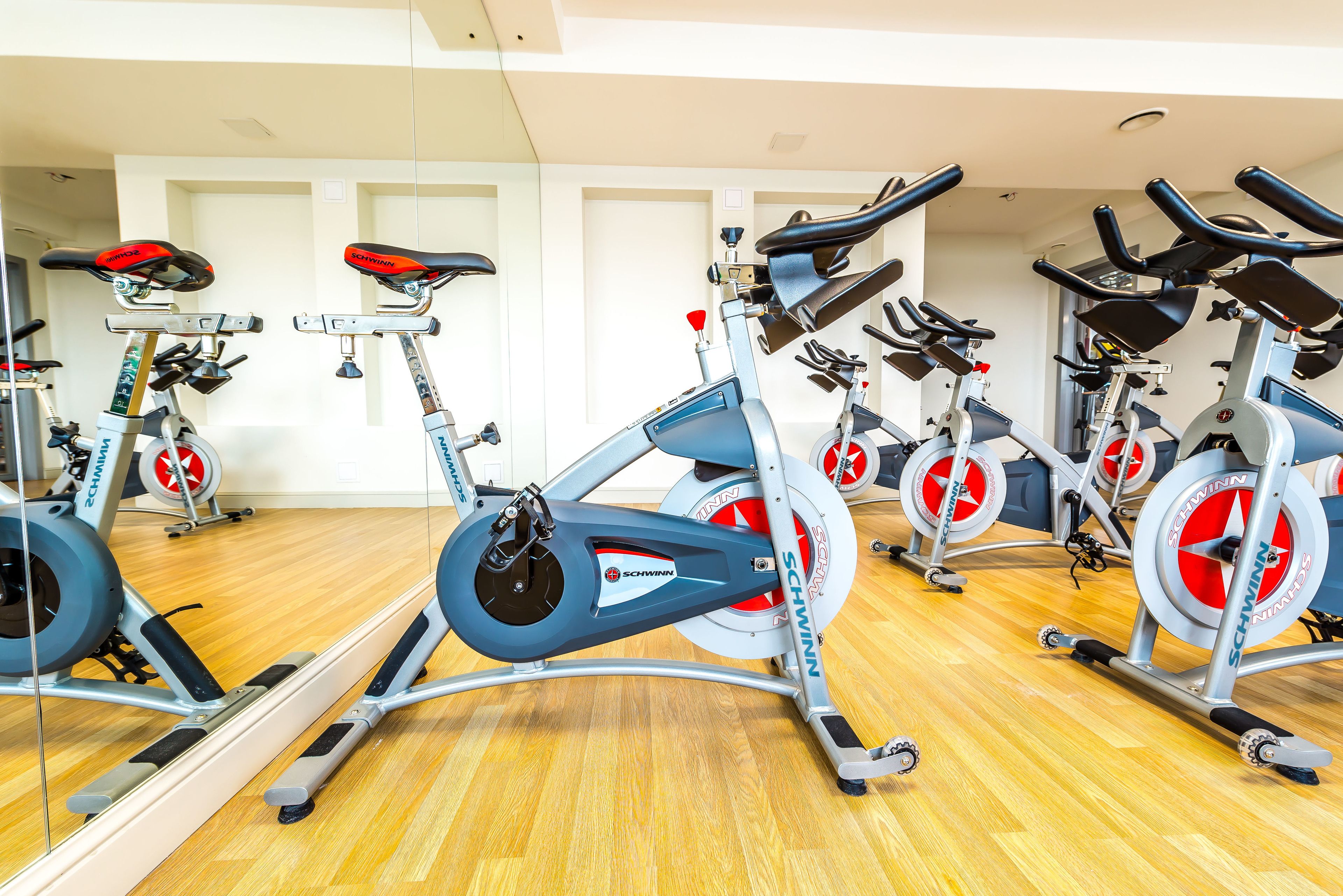 Un gimnasio con bicicletas estáticas y equipo de ejercicio.