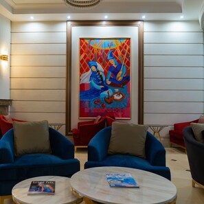 Serves breakfast, lunch and dinner